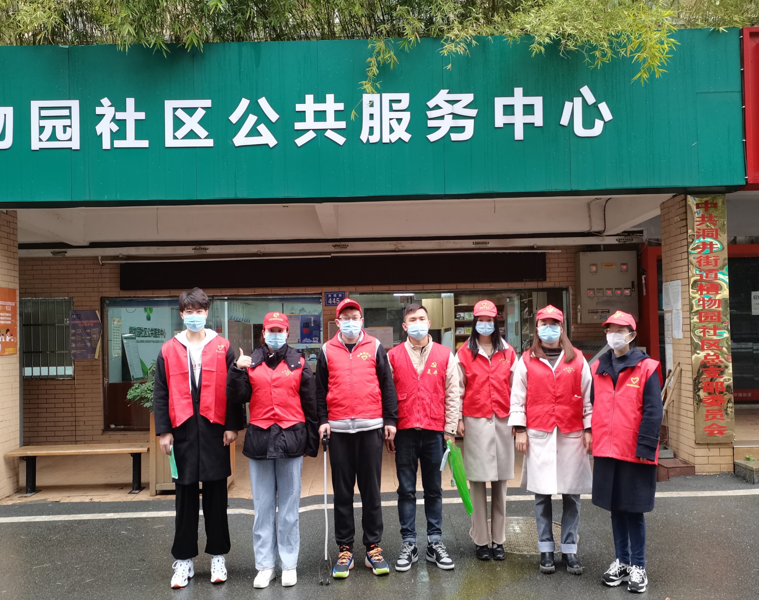 清扫保洁美化环境  志愿者在行动